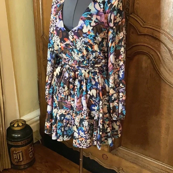 BELLE BADGLEY MISCHKA Alison V-Neck Printed Garden Floral Dress - Picture 6 of 14